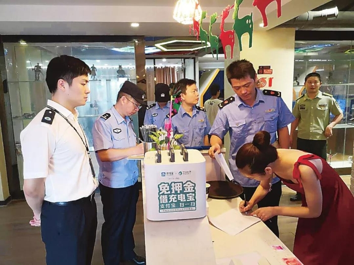 日前,昆山市市场监管局联合文化广电新闻出版局、公安局、消防大队对互联网上网服务营业场所开展跨部门联合“双随机、一公开”抽查。 日前,昆山市市场监管局联合文化广电新闻出版局、公安局、消防大队对互联网上网服务营业场所开展跨部门联合“双随机、一公开”抽查。
