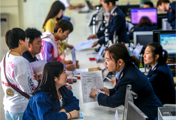 3 在河北省饶阳县涉税分中心，窗口工作人员为民营企业家讲解简便纳税流程（新华社记者 李晓果 摄）.JPG