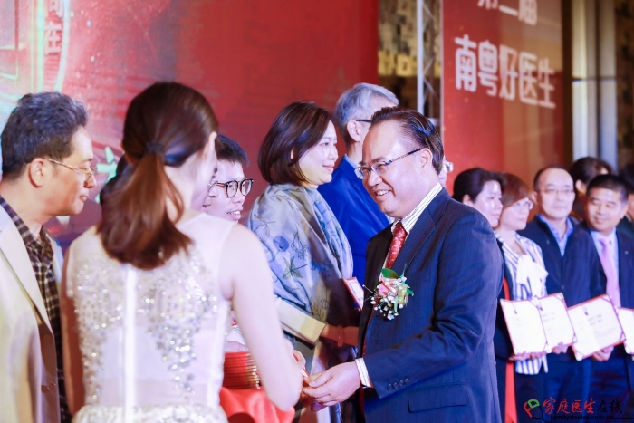 家庭医生在线创始人兼CEO郑文艺正在为获奖医生颁奖