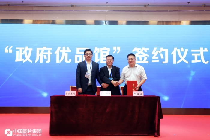 中国经济信息社副总裁匡乐成（右）、辽宁省商务厅副厅长张芝迁、京东集团副总裁韩瑞（左）代表三方签约“政府优品馆” 来源：中国图片集团