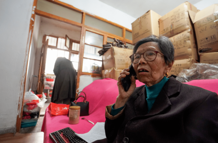 2021年2月7日,陈金英在家中打电话.新华社发(雷宁 摄)