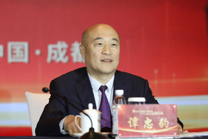 图为汾酒党委副书记,副董事长,总经理谭忠豹发言