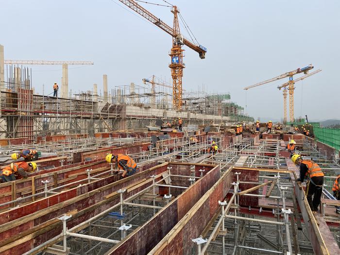 广西建工二建公司钦州超薄玻璃基板深加工项目支持区l40层梁板支模