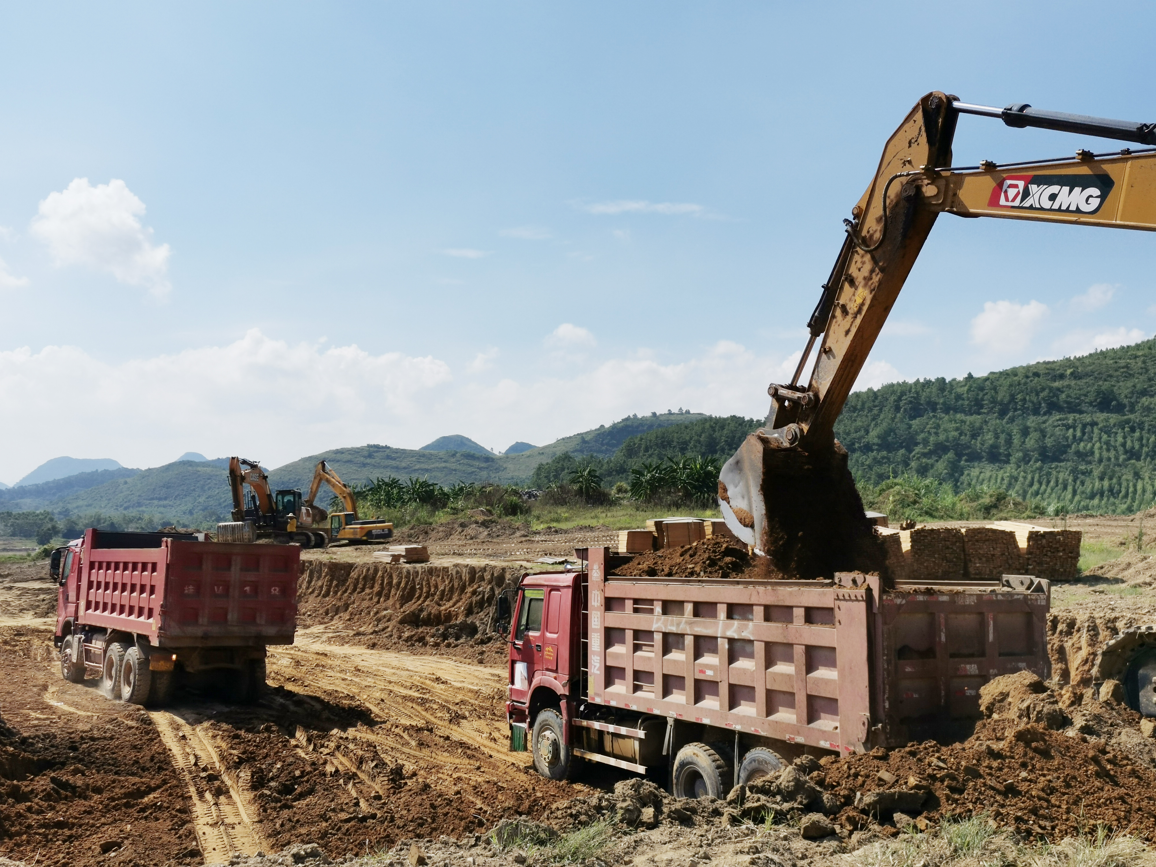 伏虎项目场地土方挖土平整作业现场
